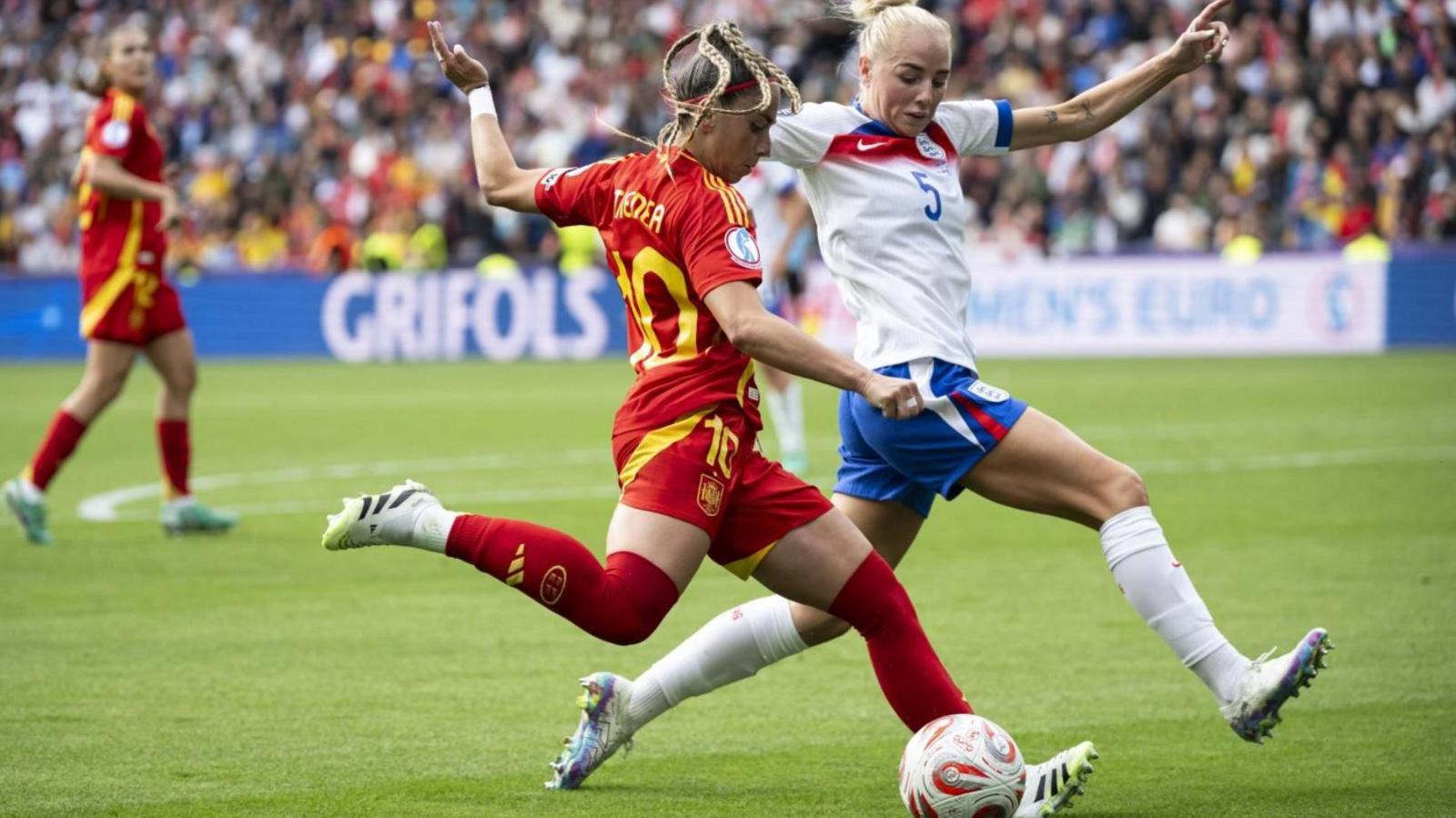Alex Greenwood in action against Spain's Athenea Del Castillo during the UEFA Women's EURO 2025 final