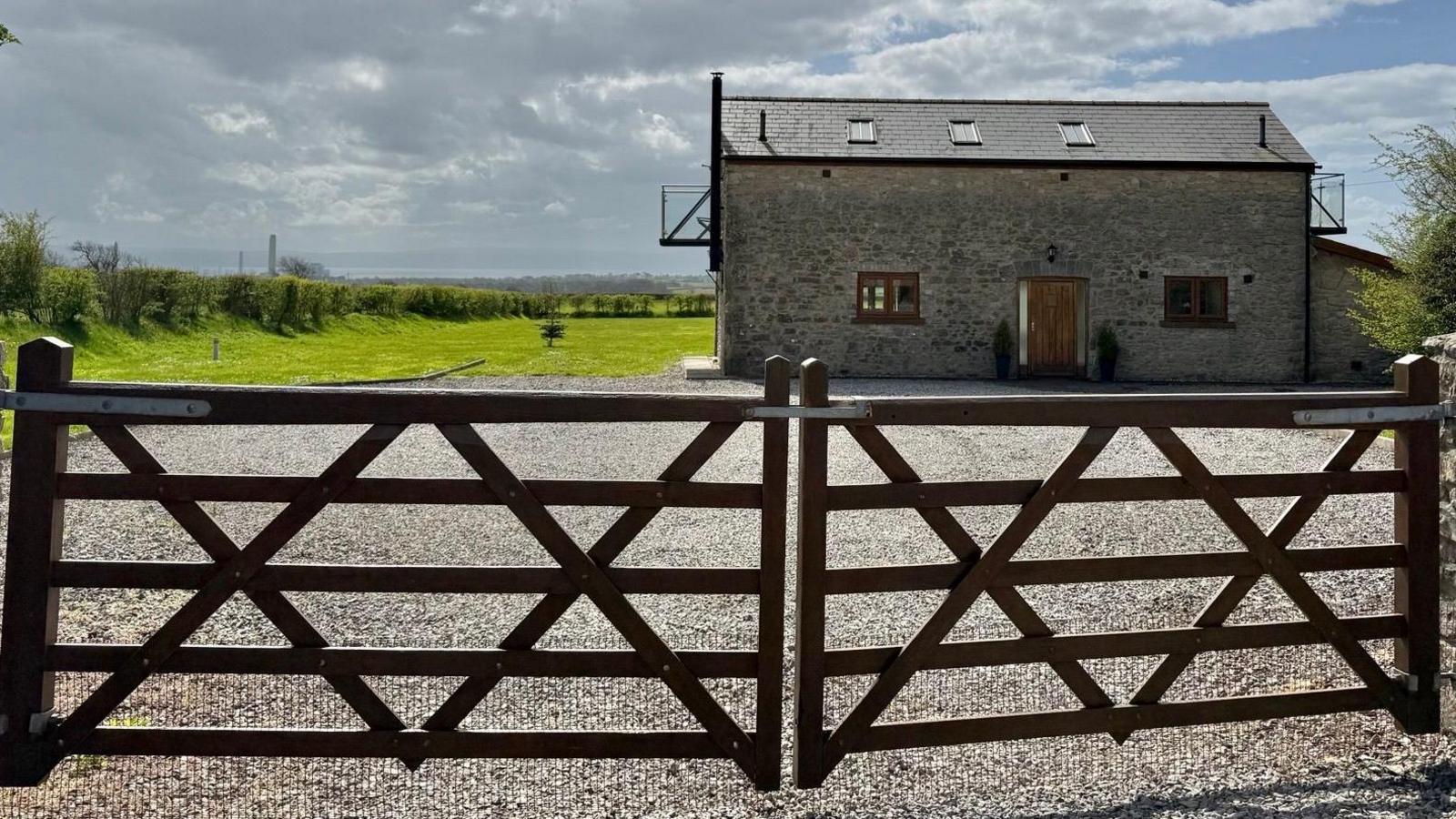 Llun bwthyn ger safle hyfforddi ceffylau Mr Williams