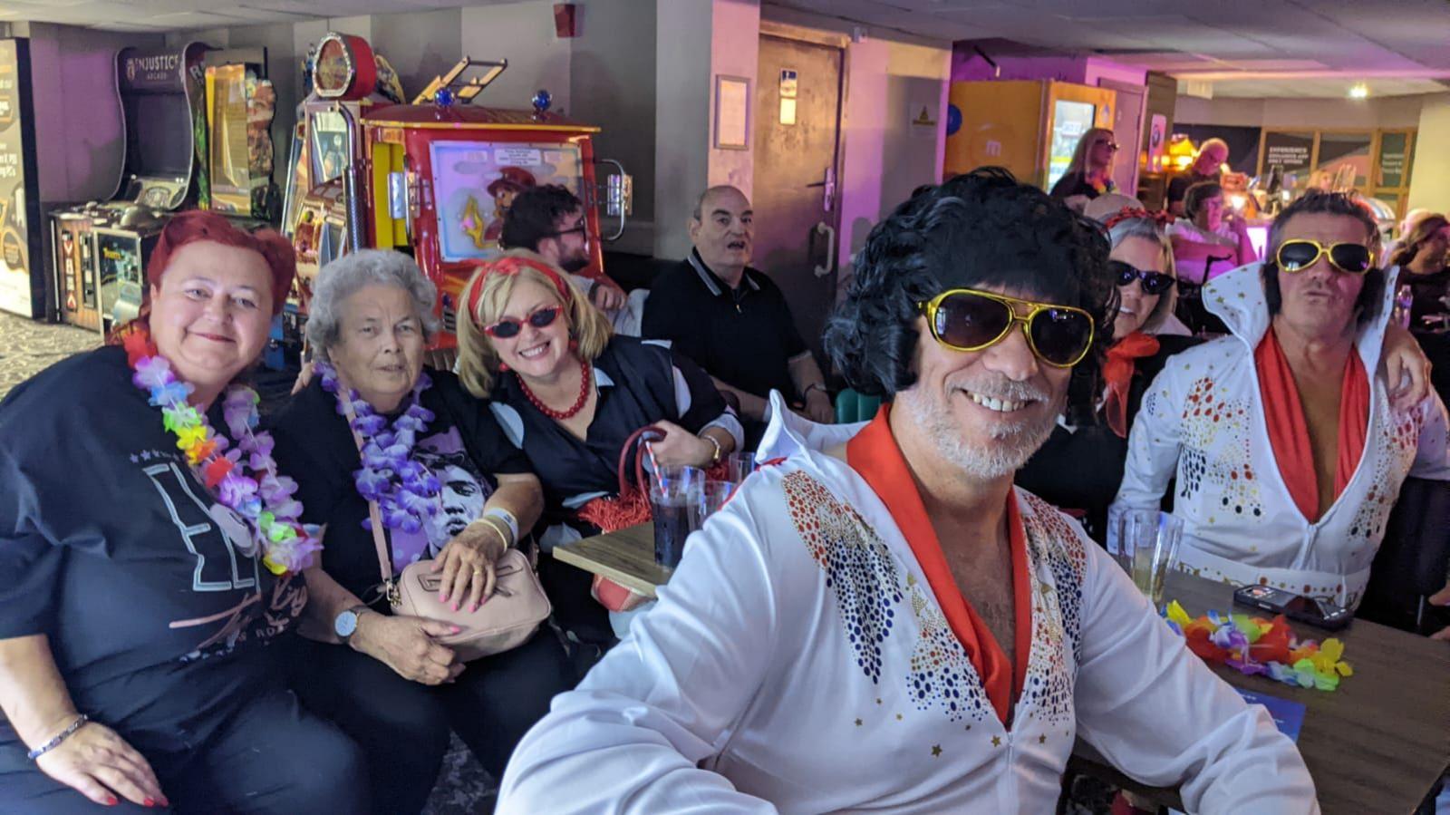 Pobl wedi gwisgo fyny fel Elvis