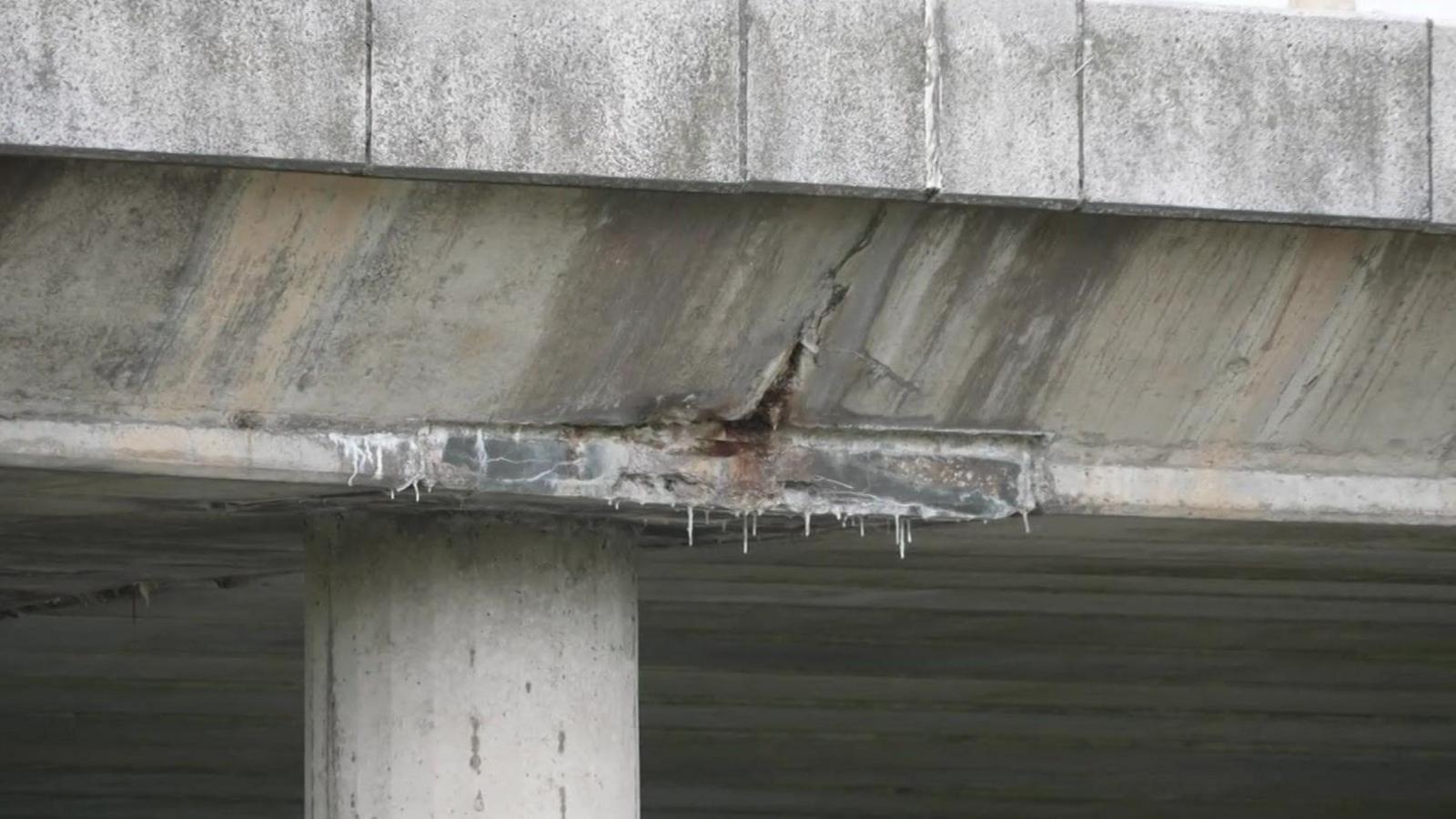 A close up of a section of the bridge which has a crack in it.