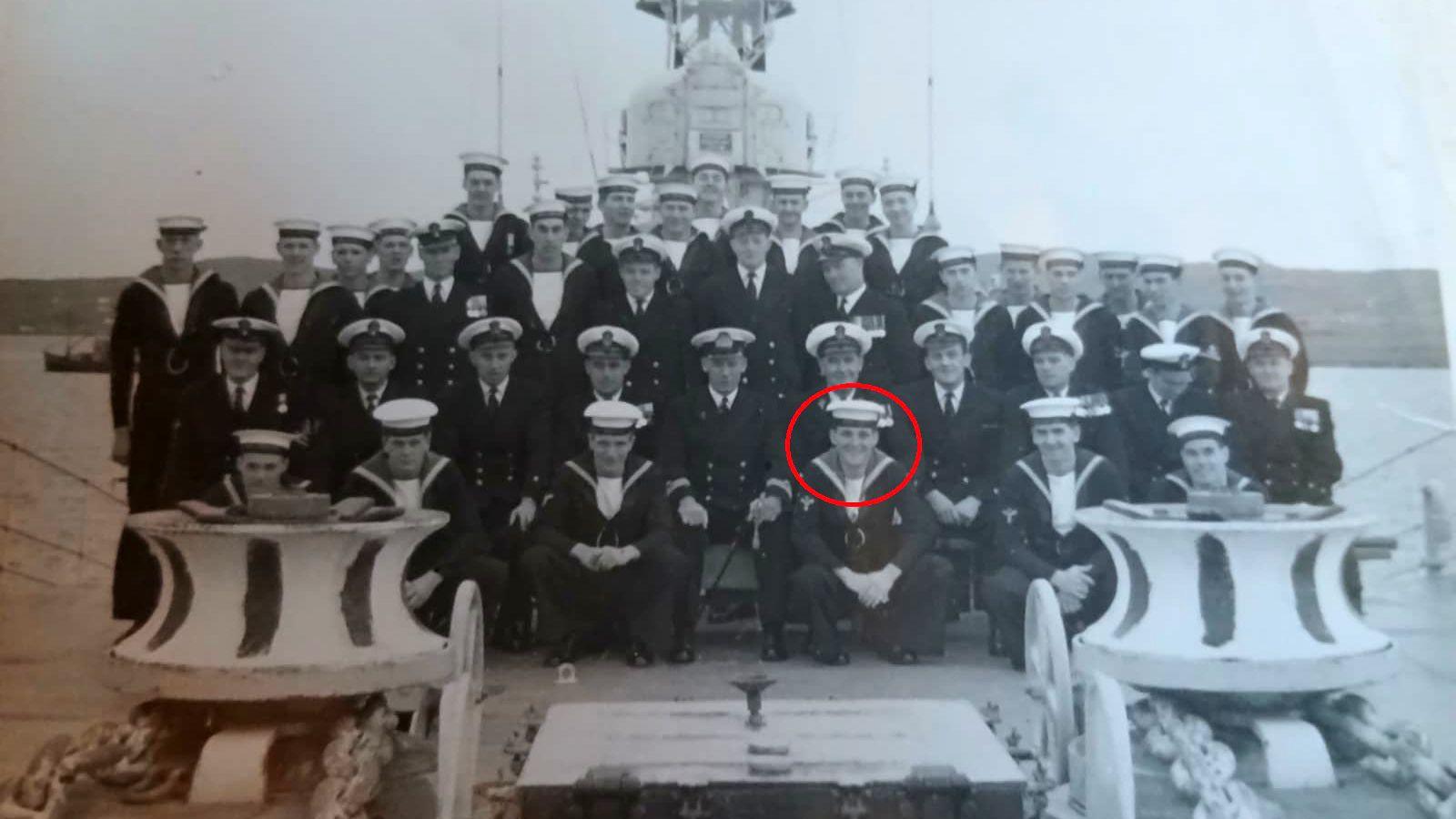 Huw gyda chriw yr HMS Berwick ar fwrdd y llong