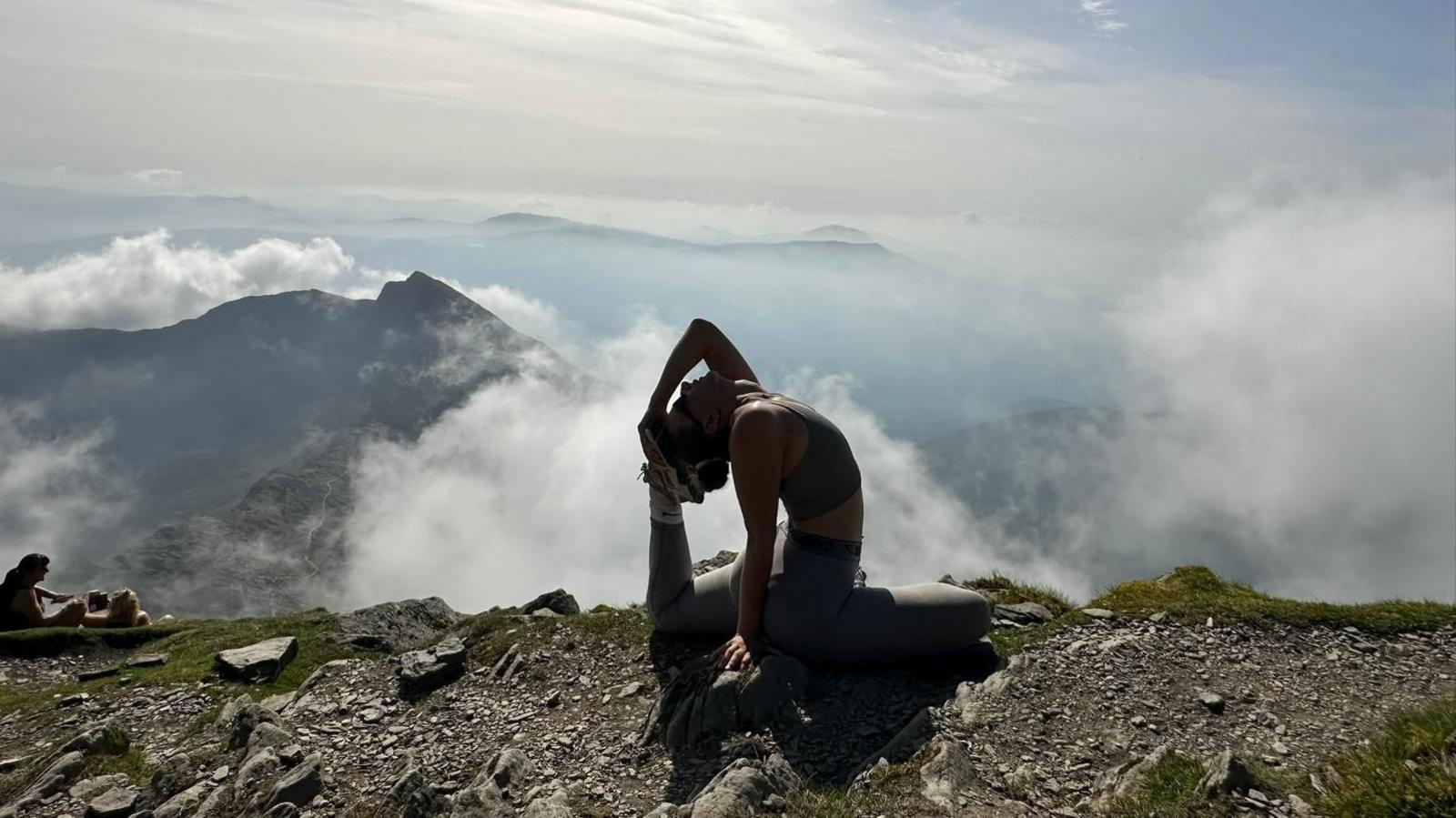 Melys yn ymarfer yoga