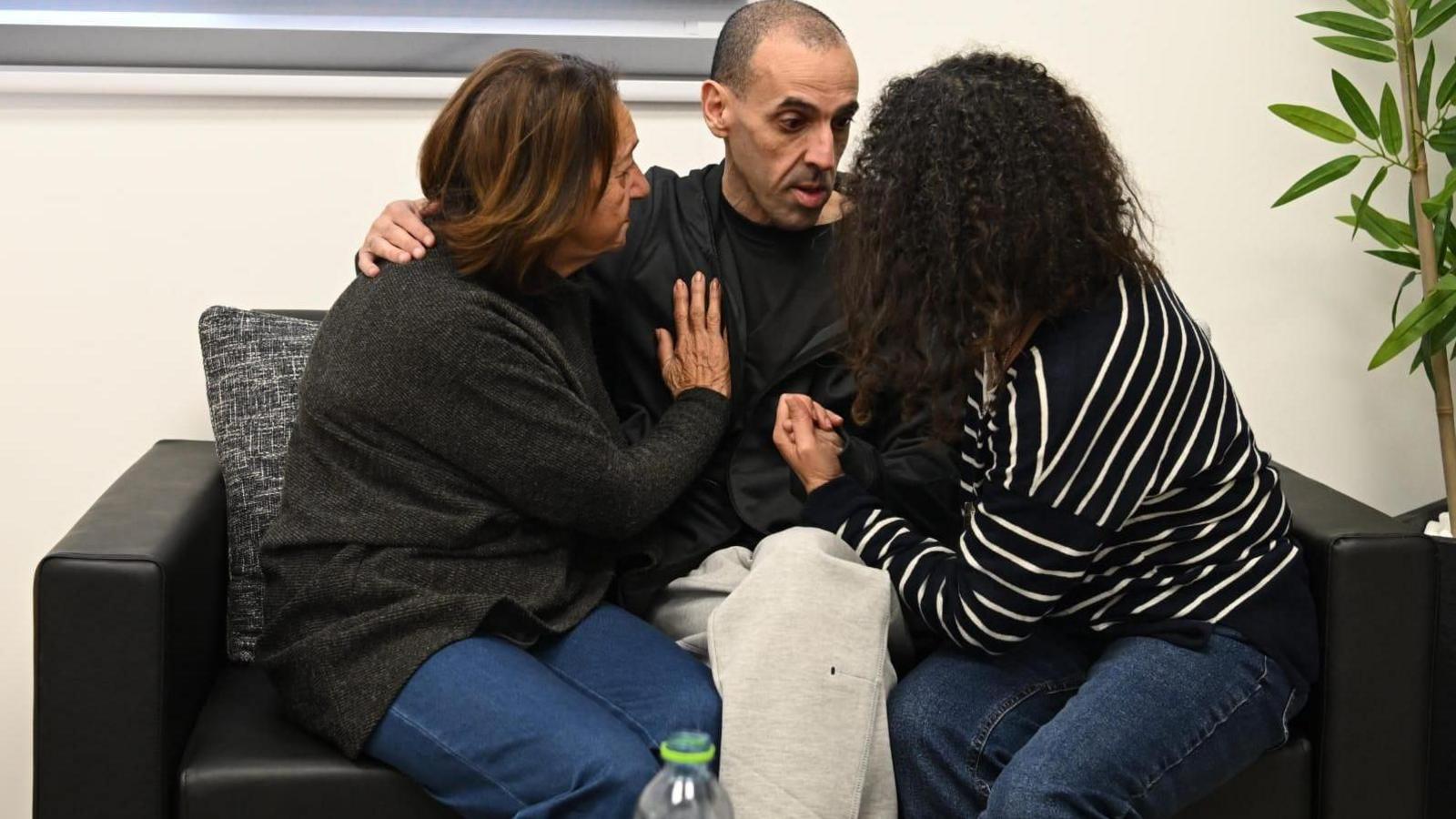 Eli Sharabi reunited with his mother Hanna and sister Osnat