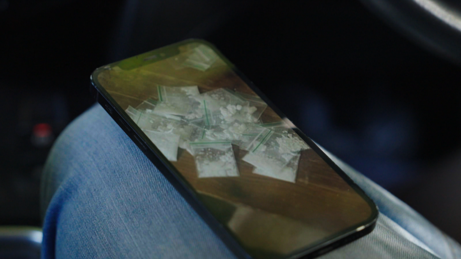 Deliwr ar y rhaglen yn dangos ei gyflenwad o cocên