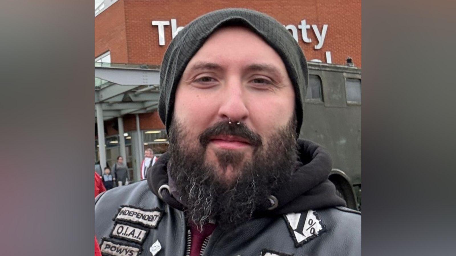 Llun agos o wyneb Chris Bailey yn gwisgo het.