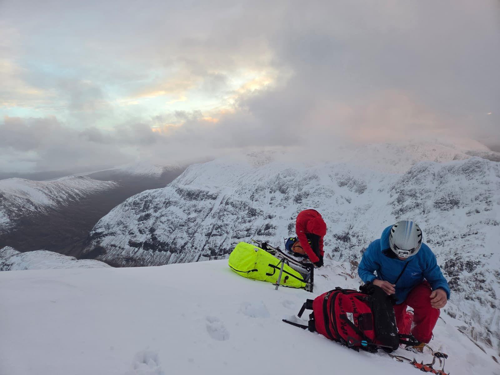 Dithis luchd-teasairginn nam beann air mullach beinne