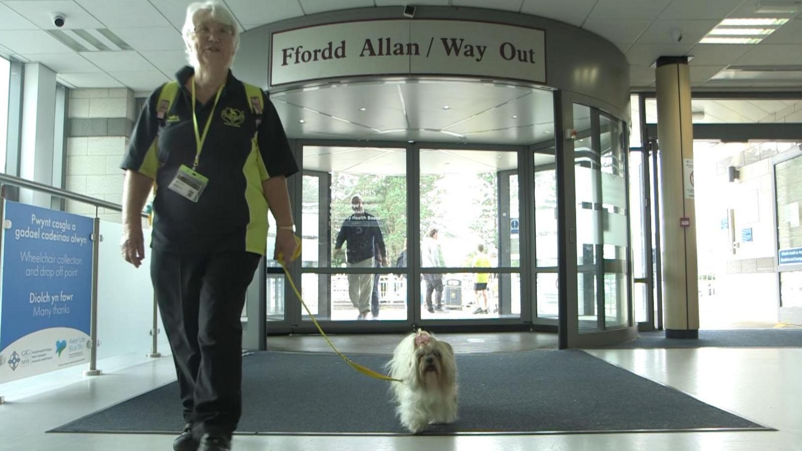 Millie a Jane yn cyrraedd yr ysbyty yn barod i gyfarfod cleifion