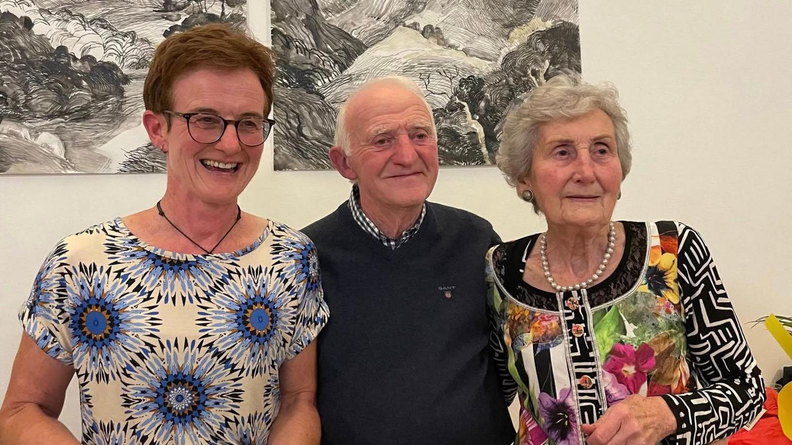 Cath Tudor a'i rhieni Tom ac Ann Tudor yn y lansiad