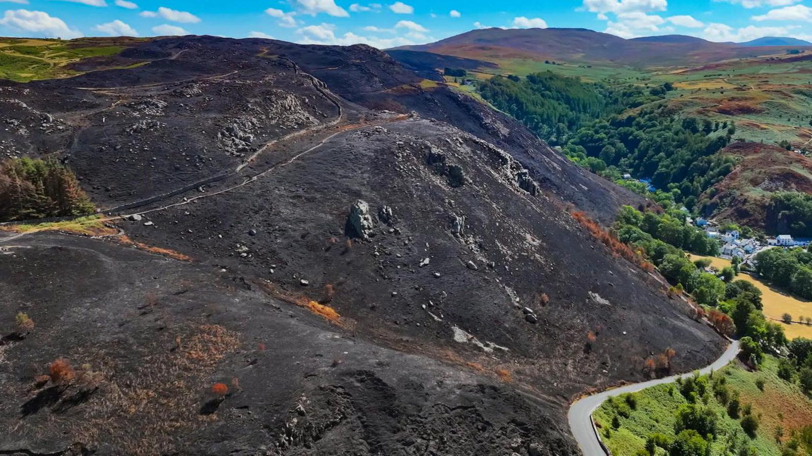 Llun dinistr tân gwylly Cwm Sychnant