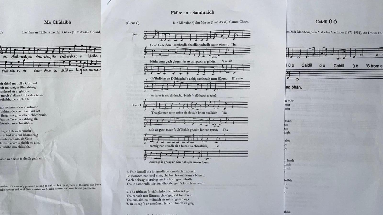 Dealbh de thrì pìosan pàipear le òrainn agus fuinn orra - blasad de chuid de na h-òrainn a tha Stòras Shlèite air a chruinneachadh gu ruige seo. 