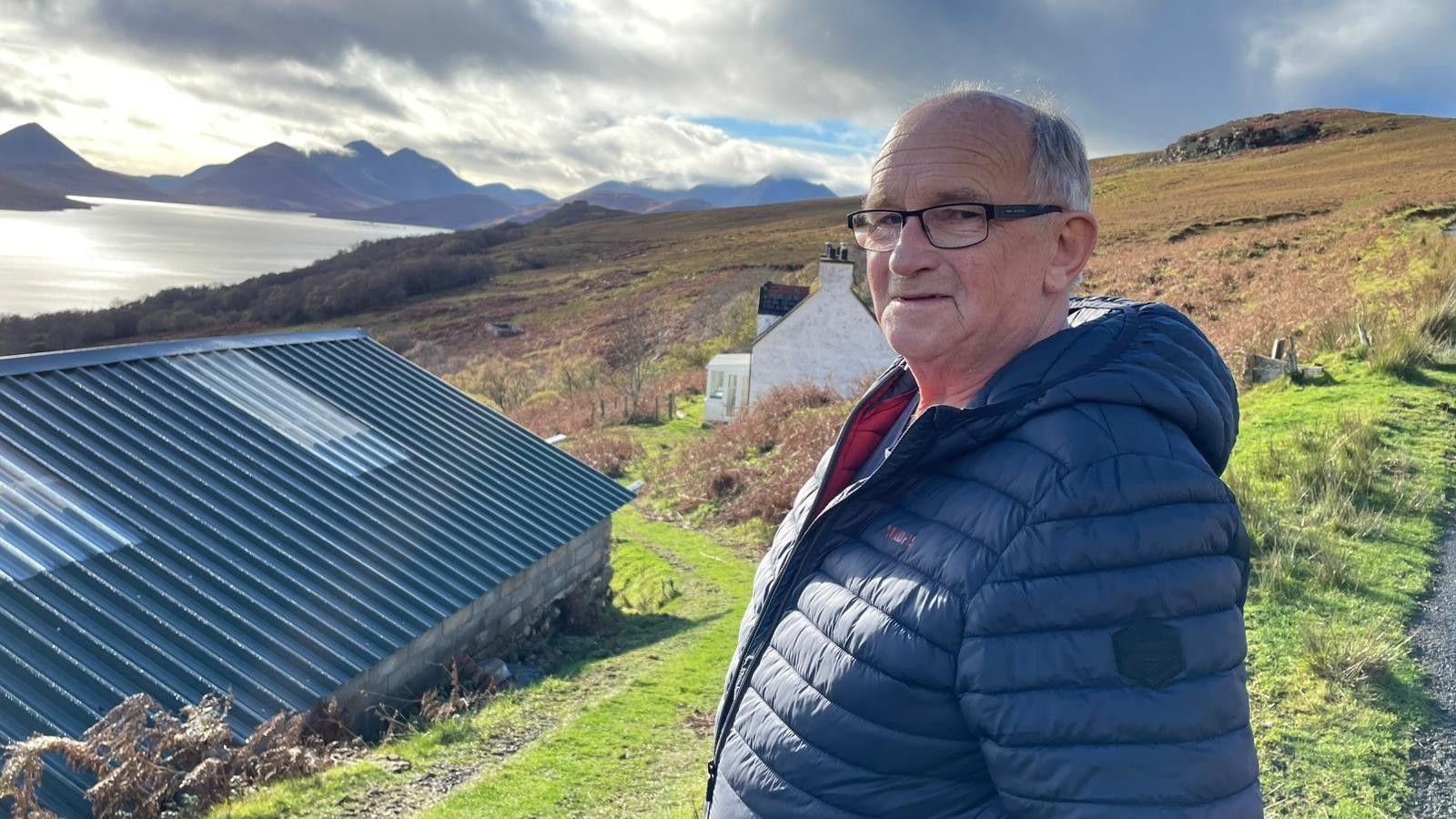 Calum MacAoidh anns Na Feàrnaibh an Ratharsair aig taigh a sheanar, aon de na rèidearan.