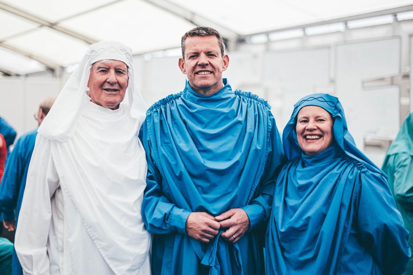 Edward Morus Jones gyda'i blant Awen Iorwerth a Rhun ap Iorwerth yn cael eu derbyn i'r Orsedd