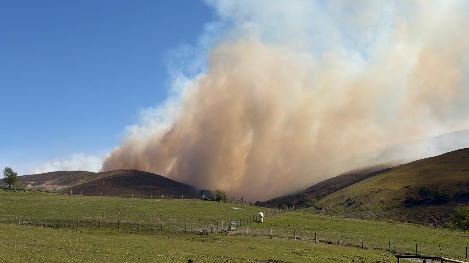 Tân ar ochr mynydd yn ardal Cwm Elan