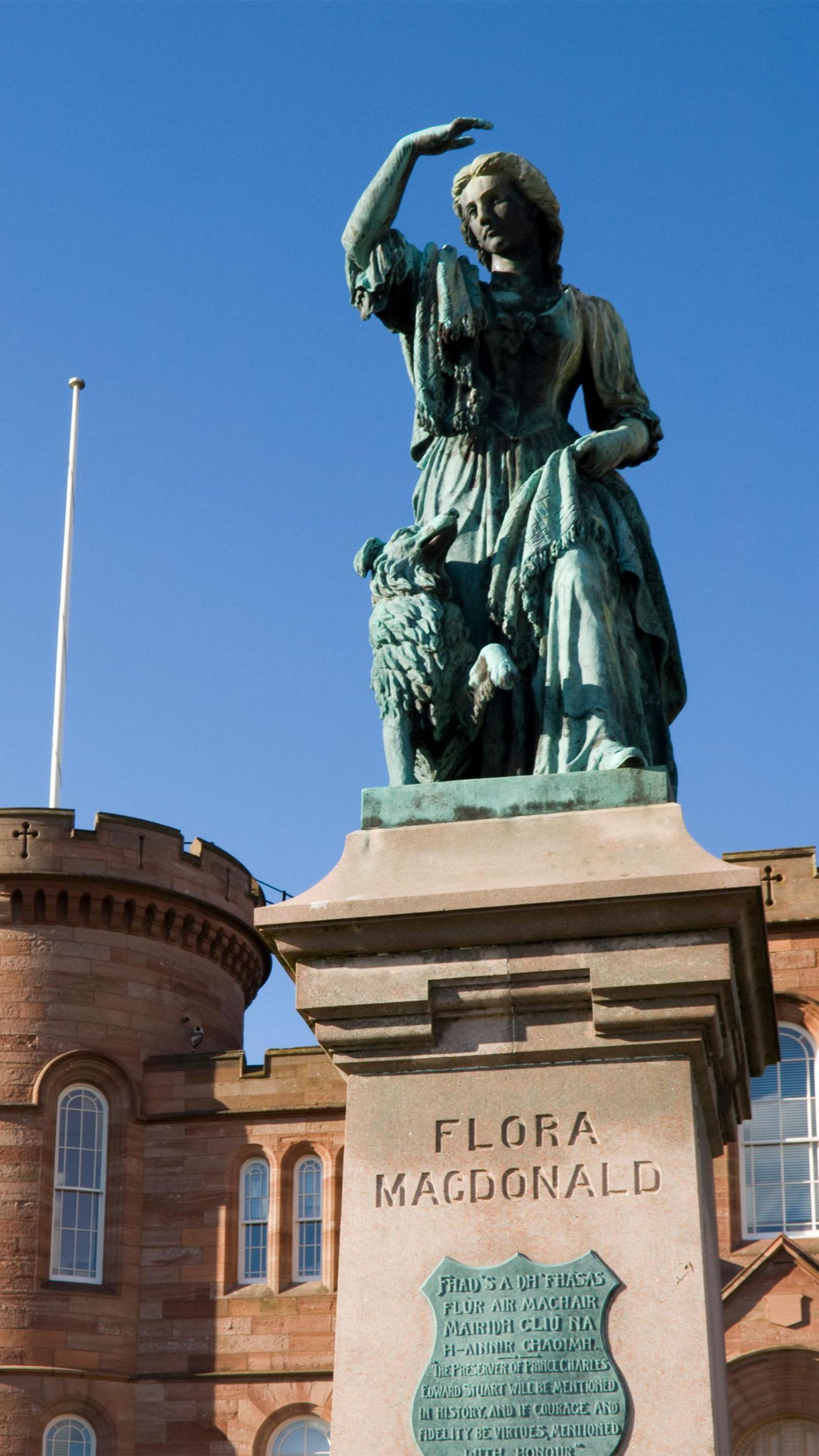 Ìomhaigh-shnaidhte Flòraidh NicDhòmhnaill taobh a-muigh Chaisteal Inbhir Nis, le a cù ra cois - ach gun sgeul air an fhaoileig