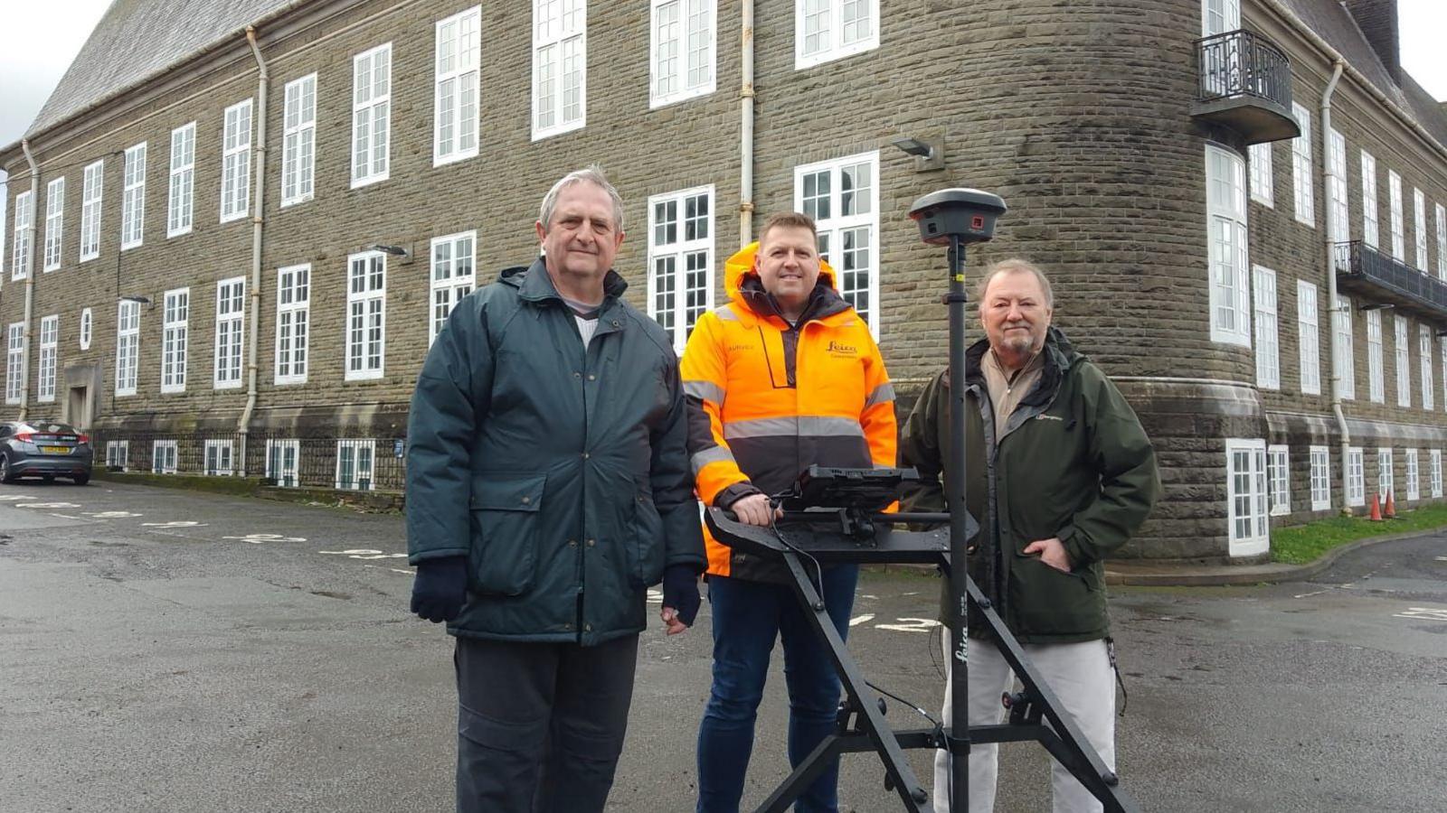 Richard Goodridge, Shane Gwilt o Leica Geo systems ac Alun Lenny