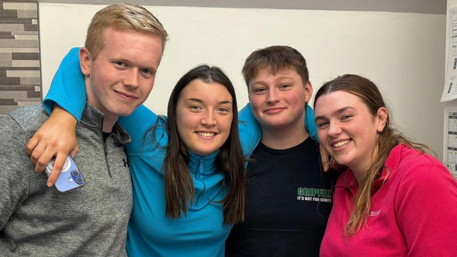 O'r chwith: Elis, Cêt, Ross ac Elin
