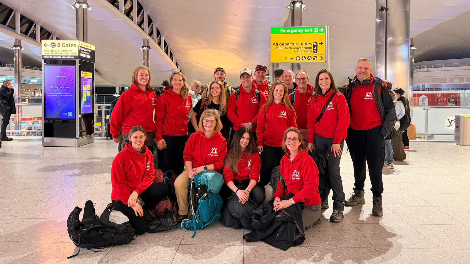 Tîm y daith yn y maes awyr