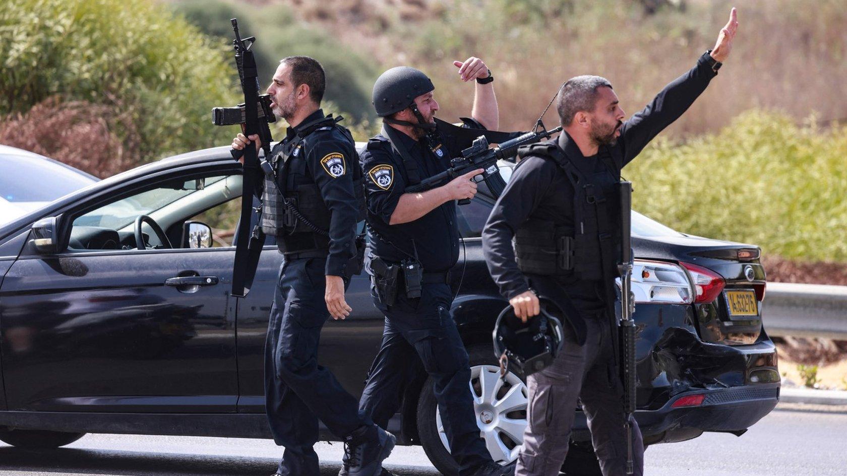 Israeli security forces search for Palestinian militants near the southern Israeli city of Ashkelon (8 October 2023)