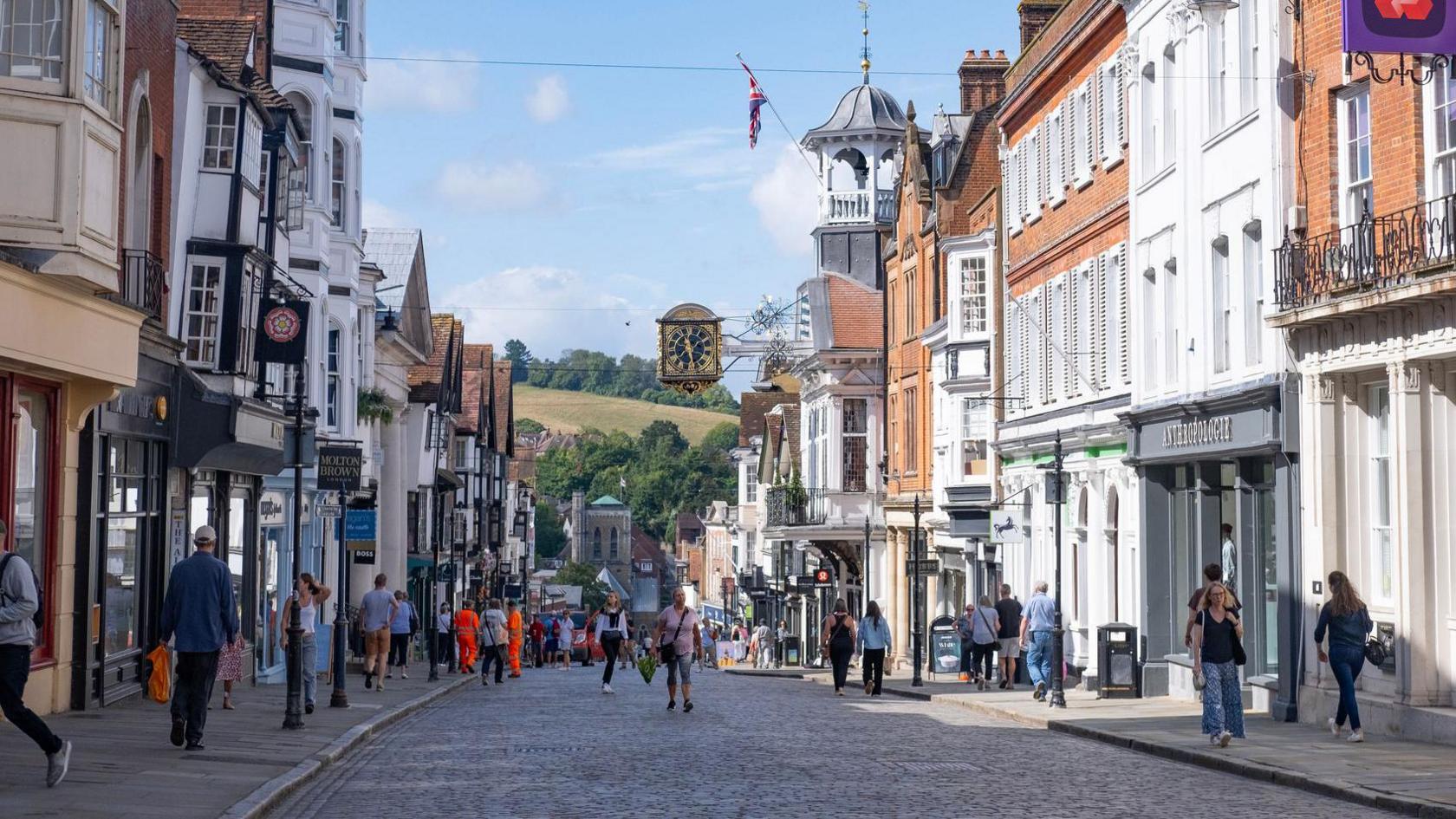 Dispersal order authorised for Guildford town centre by police - BBC News