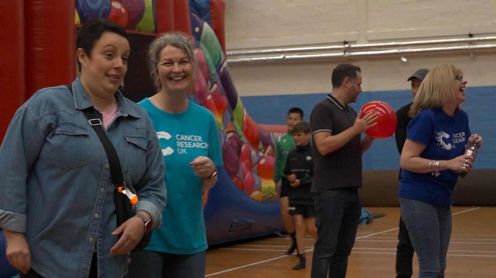 Daoine aig am 'Bouncefest'