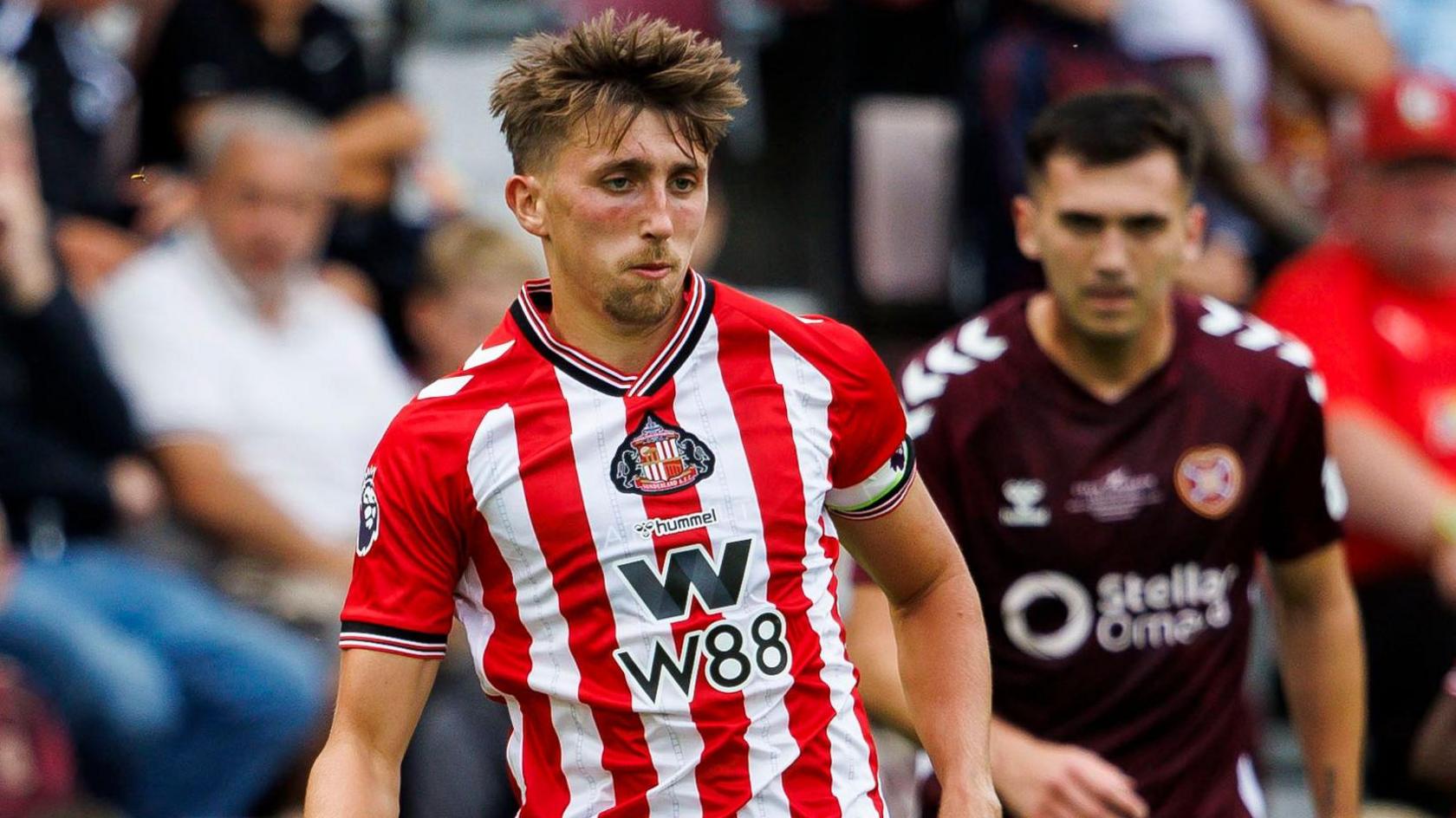 Dan Neil playing for Sunderland against Hearts in 2025