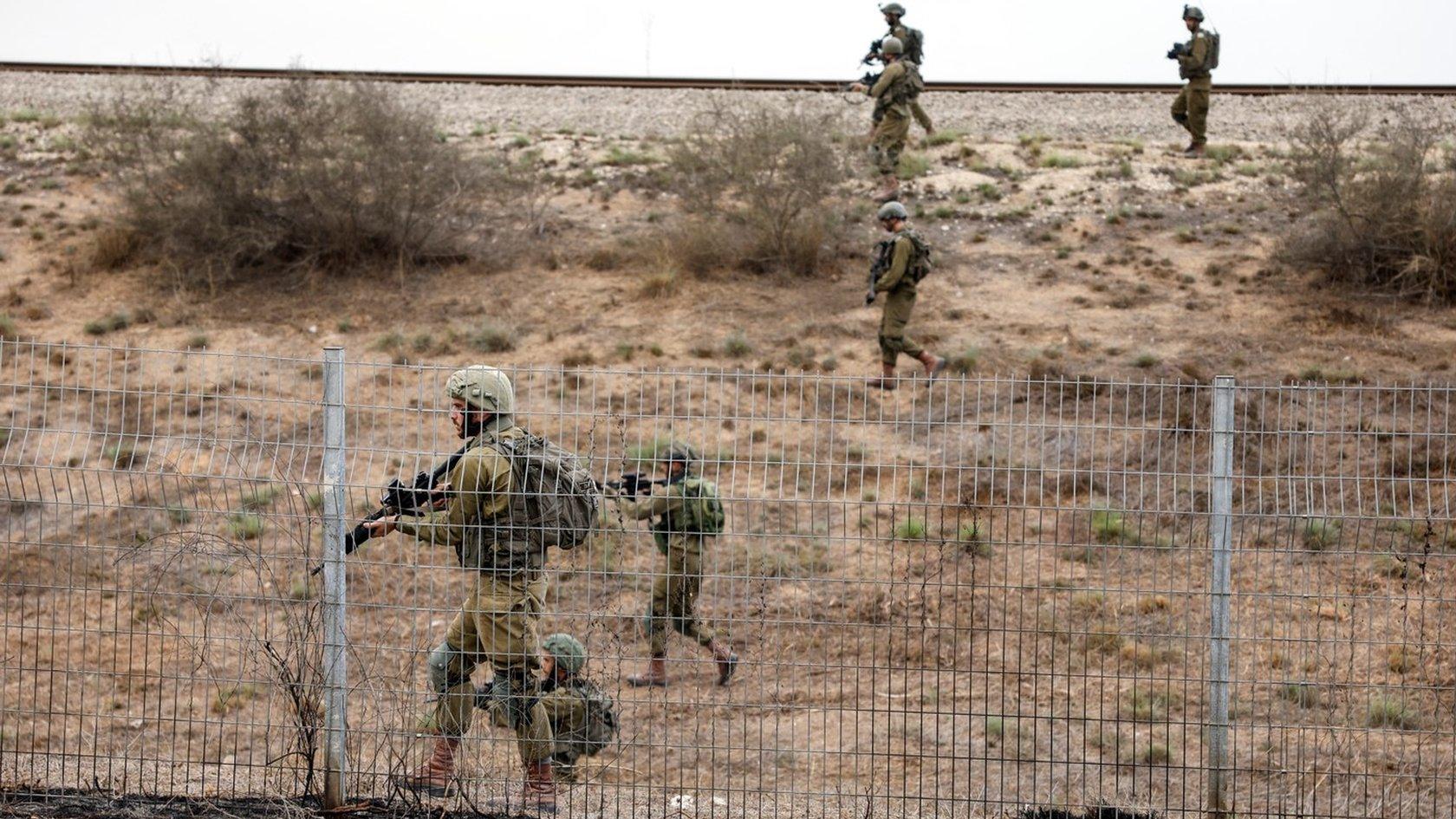 Israeli soldiers patrol an area near the southern Israeli town of Sderot (9 October 2023)