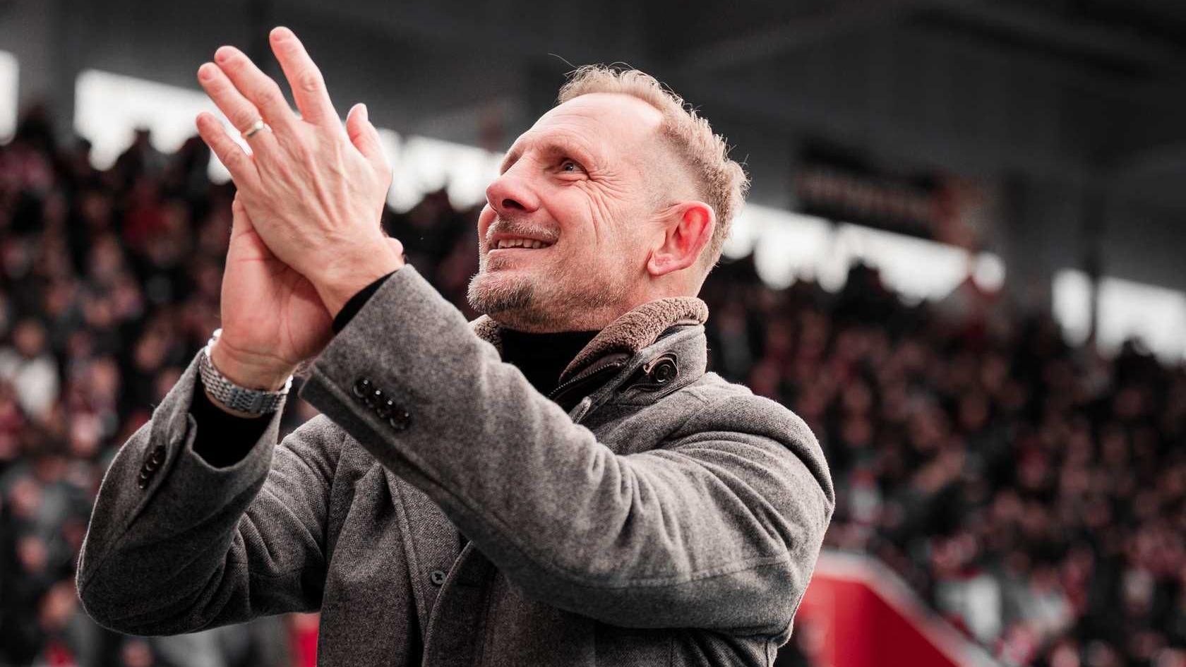 Mauro Lustrinelli applauds