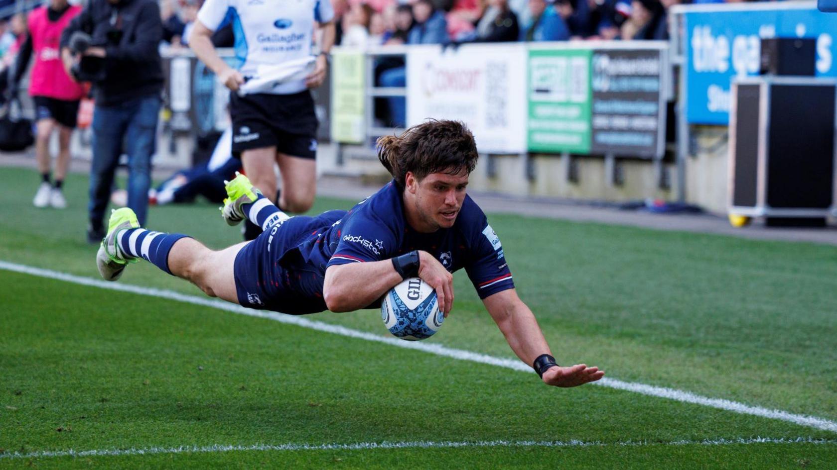 Benhard Janse van Rensburg scoring a try for Bristol