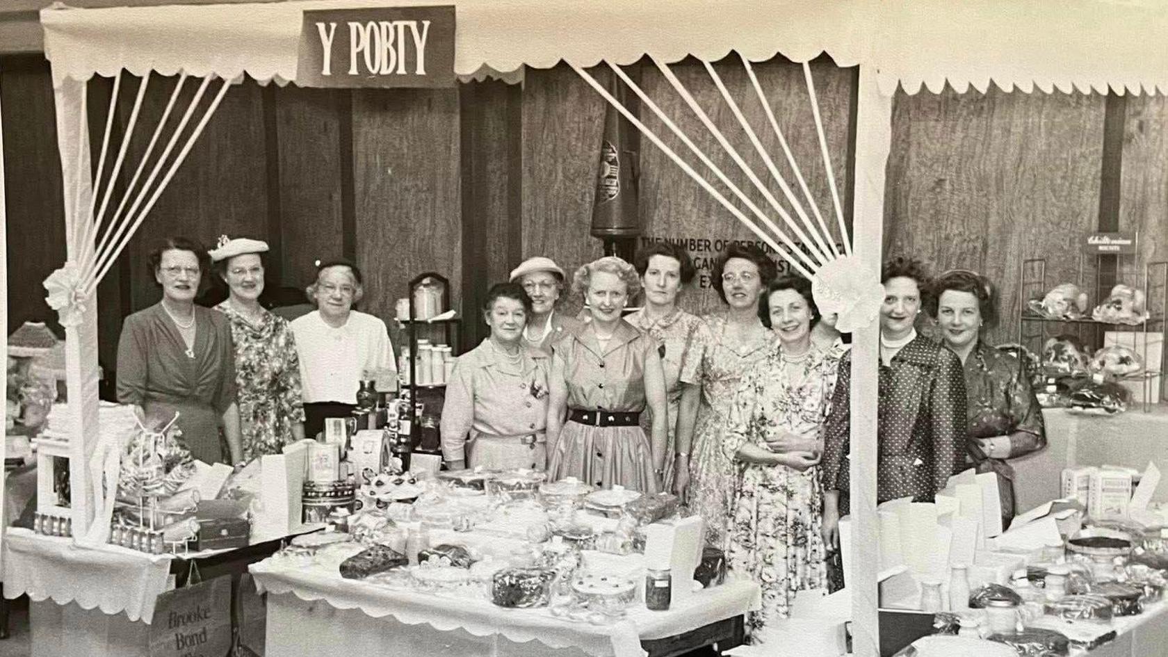 Chwiorydd Capel Jewin oddeutu diwedd y 1950au neu ddechrau'r 1960au 