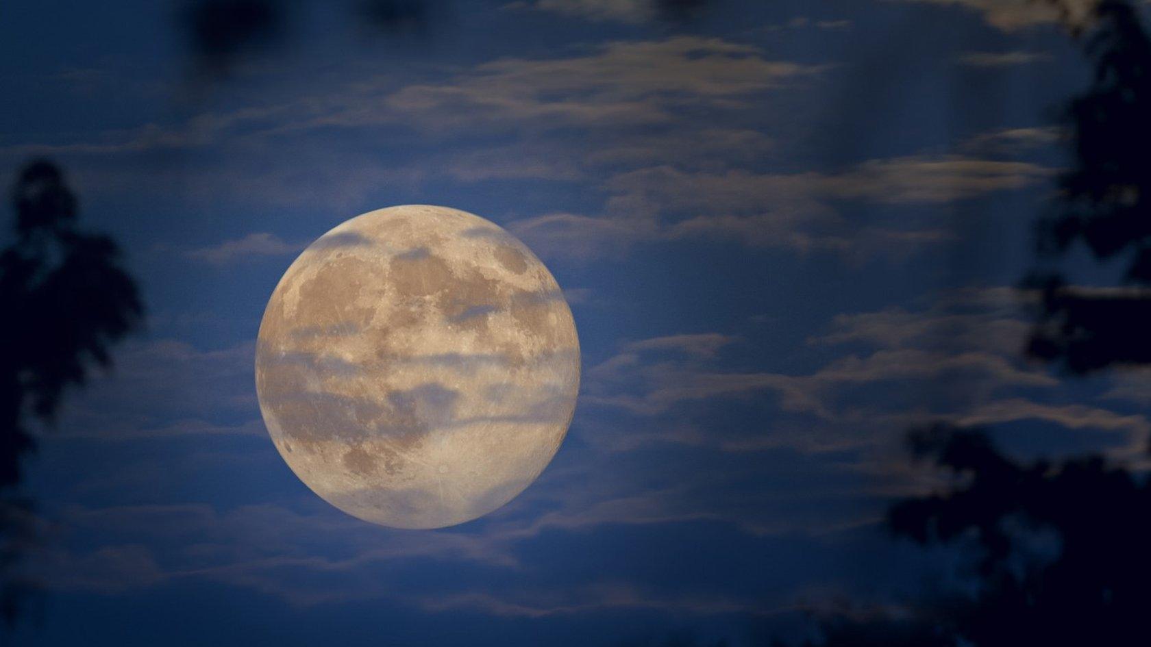 Supermoon (c) Science Photo Library