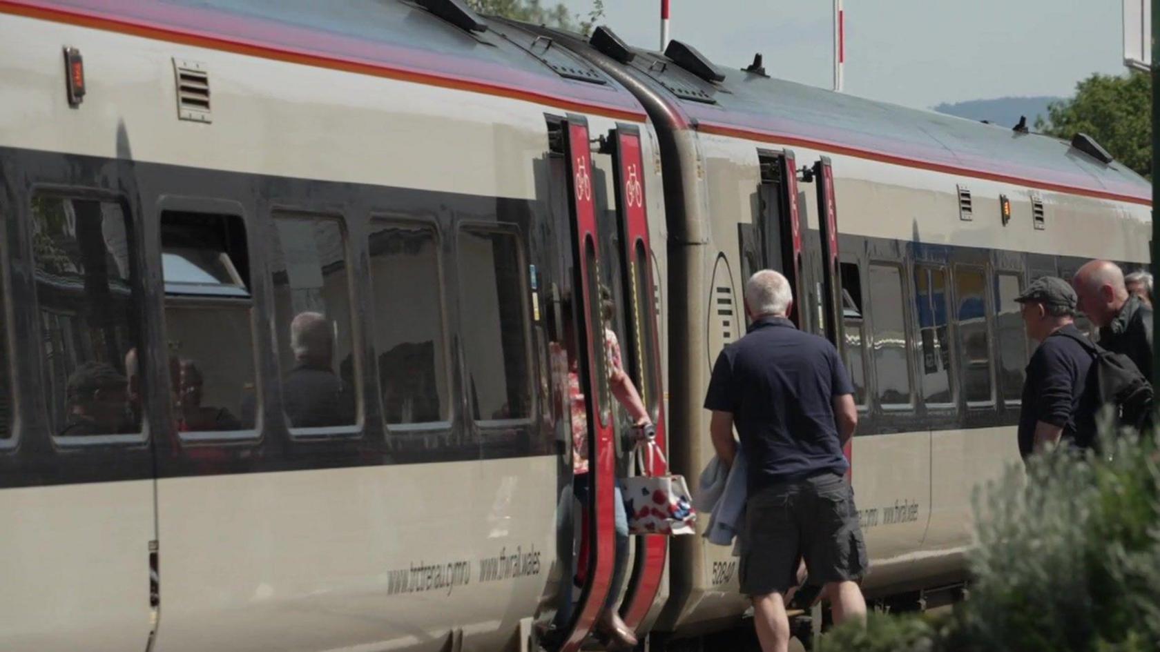 Tren yng ngorsaf Porthmadog