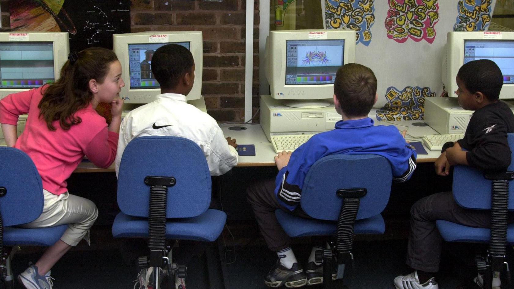 Cefnau disgyblion ysgol cynradd