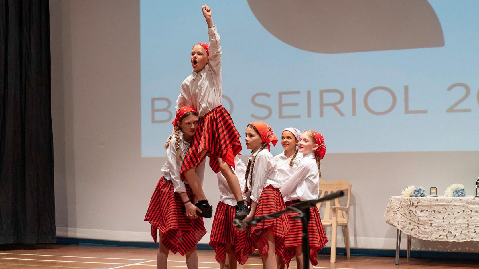 Dawnswyr o Ysgol Llandegfan yn Eisteddfod Mon
