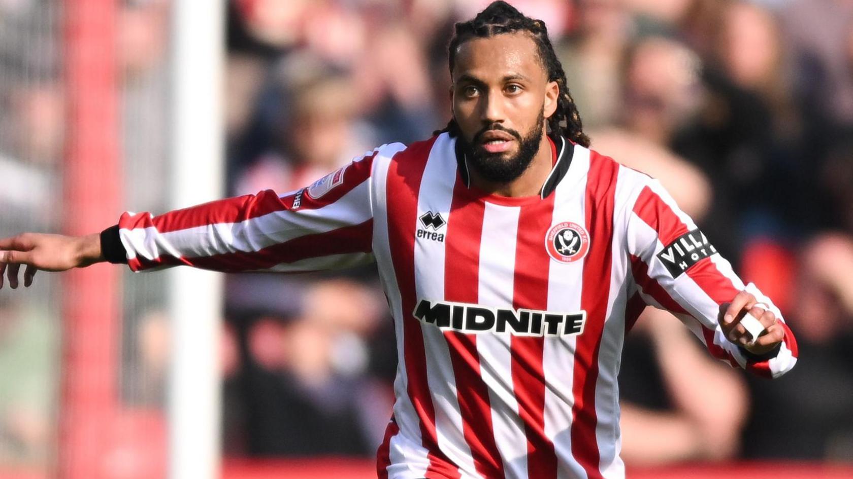 Jairo Riedewald in action for Sheffield United in a Championship match