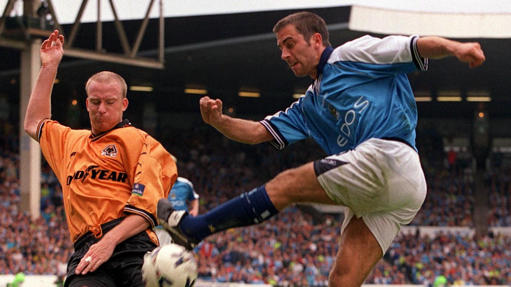 Kevin Horlock playing for Manchester City