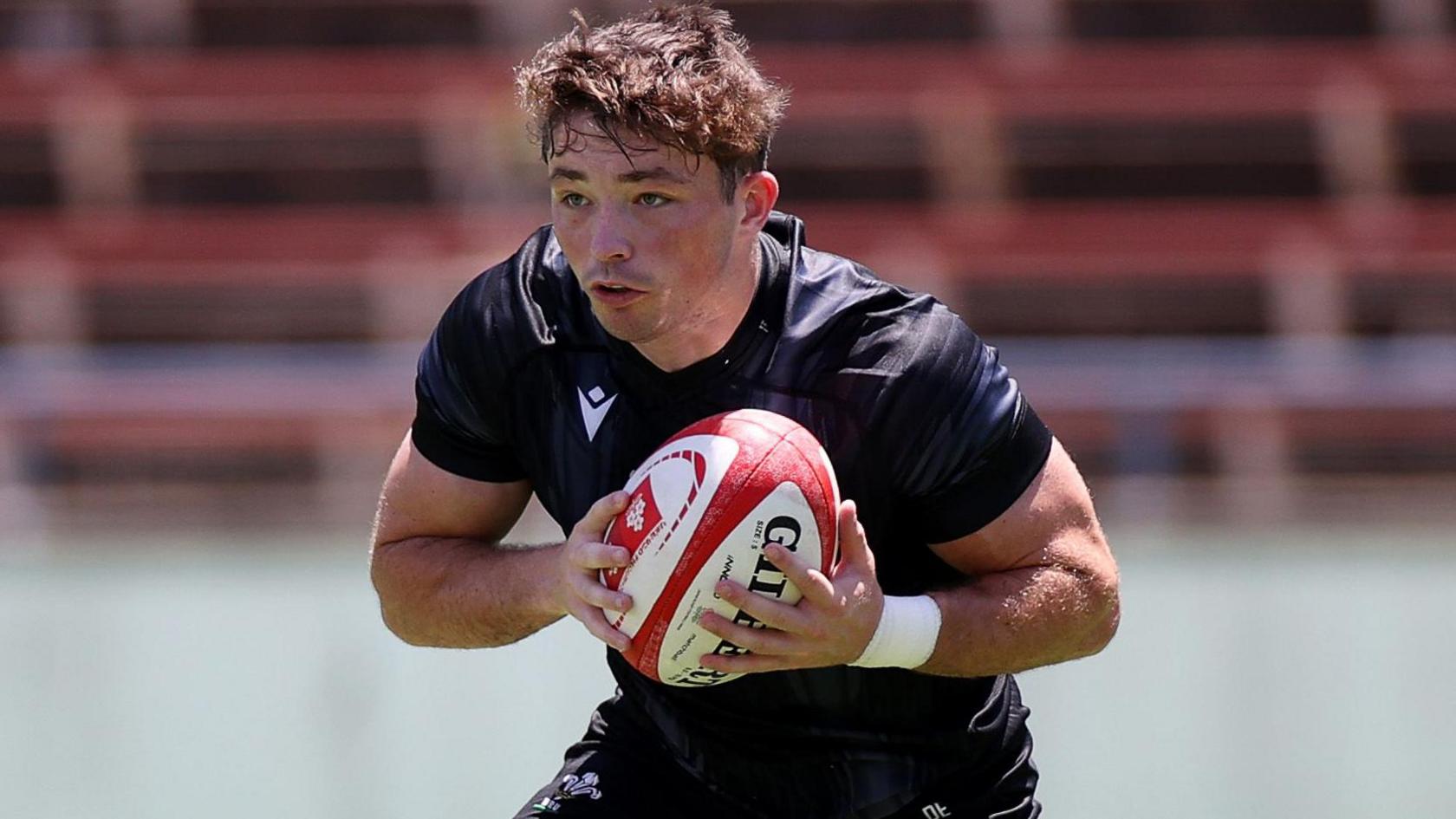 Dan Edwards with a rugby ball in his hands at Wales training
