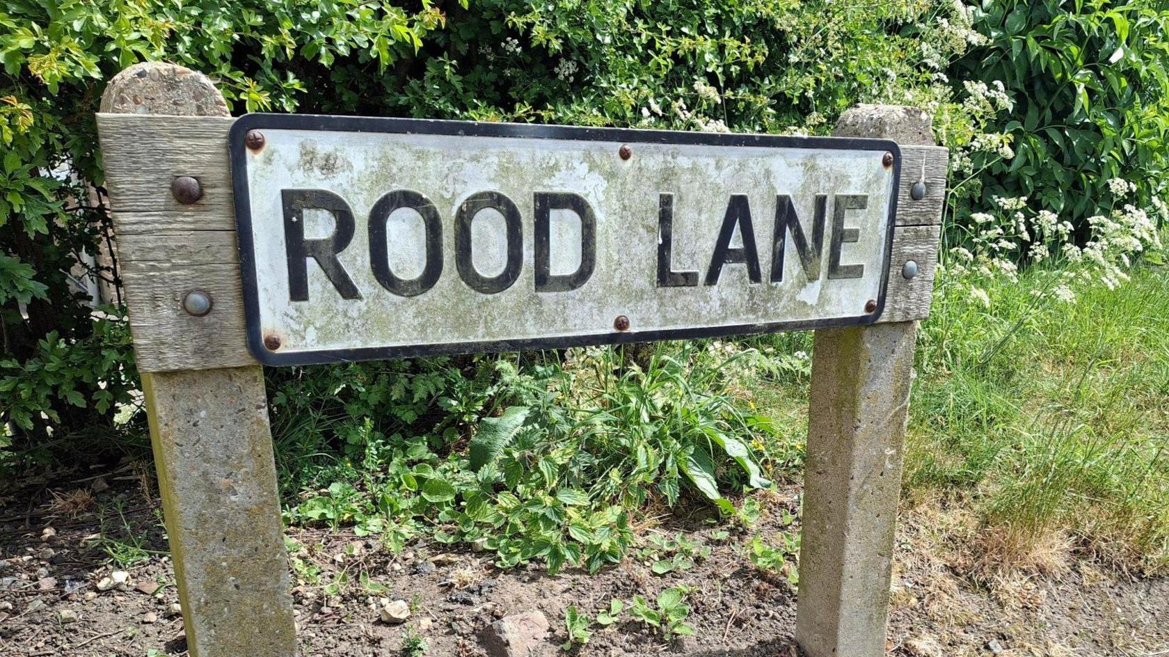 Street sign saying "Rood Lane"
