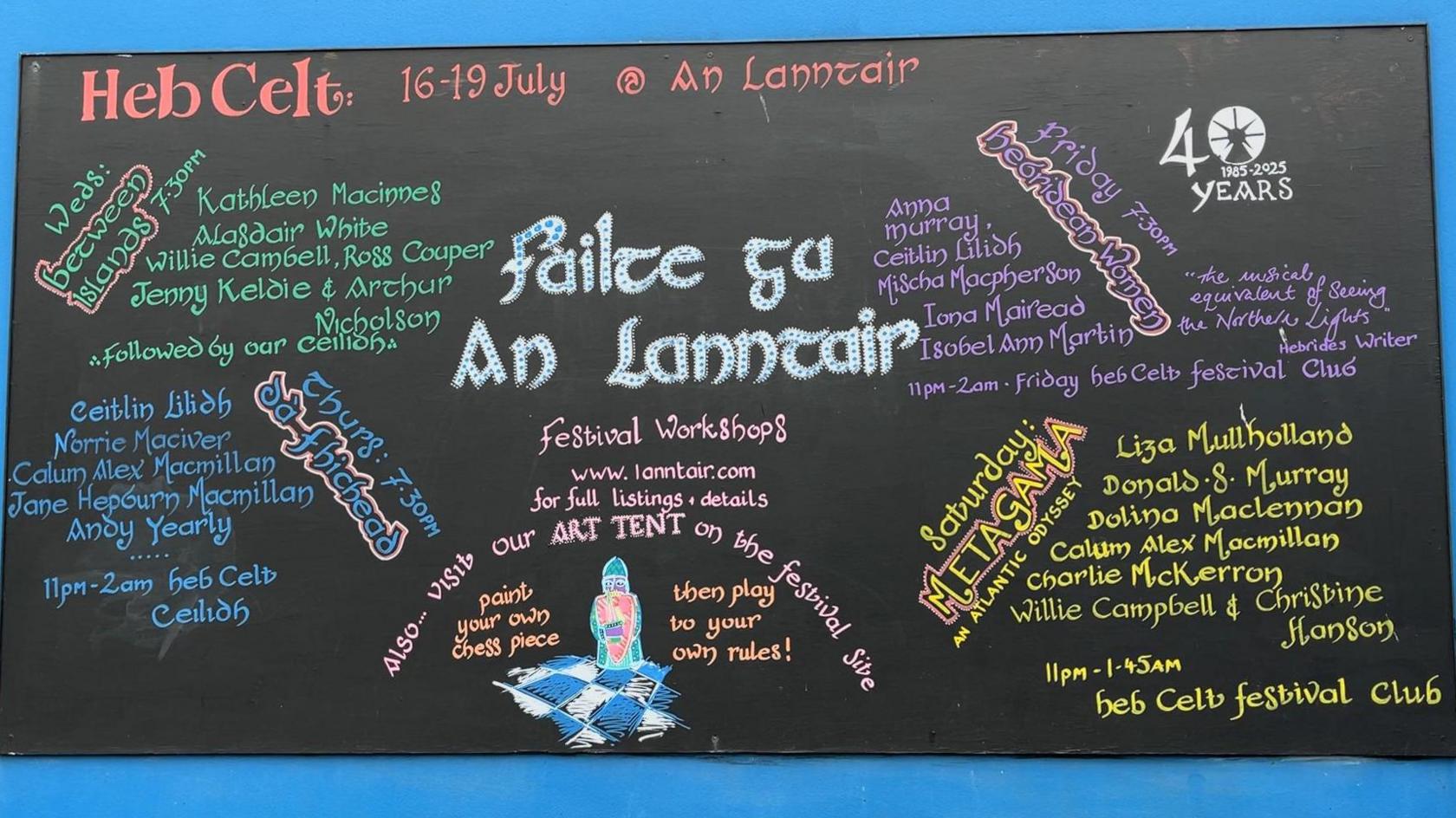 Dealbh a' sealltainn fiosrachaidh sgrìobhte ann am peann daithteach air bòrd-dhubh agus e ag innse mu chuid de na tachartasan a bhios a' gabhail àite aig An Lanntair an t-seachdain seo.
