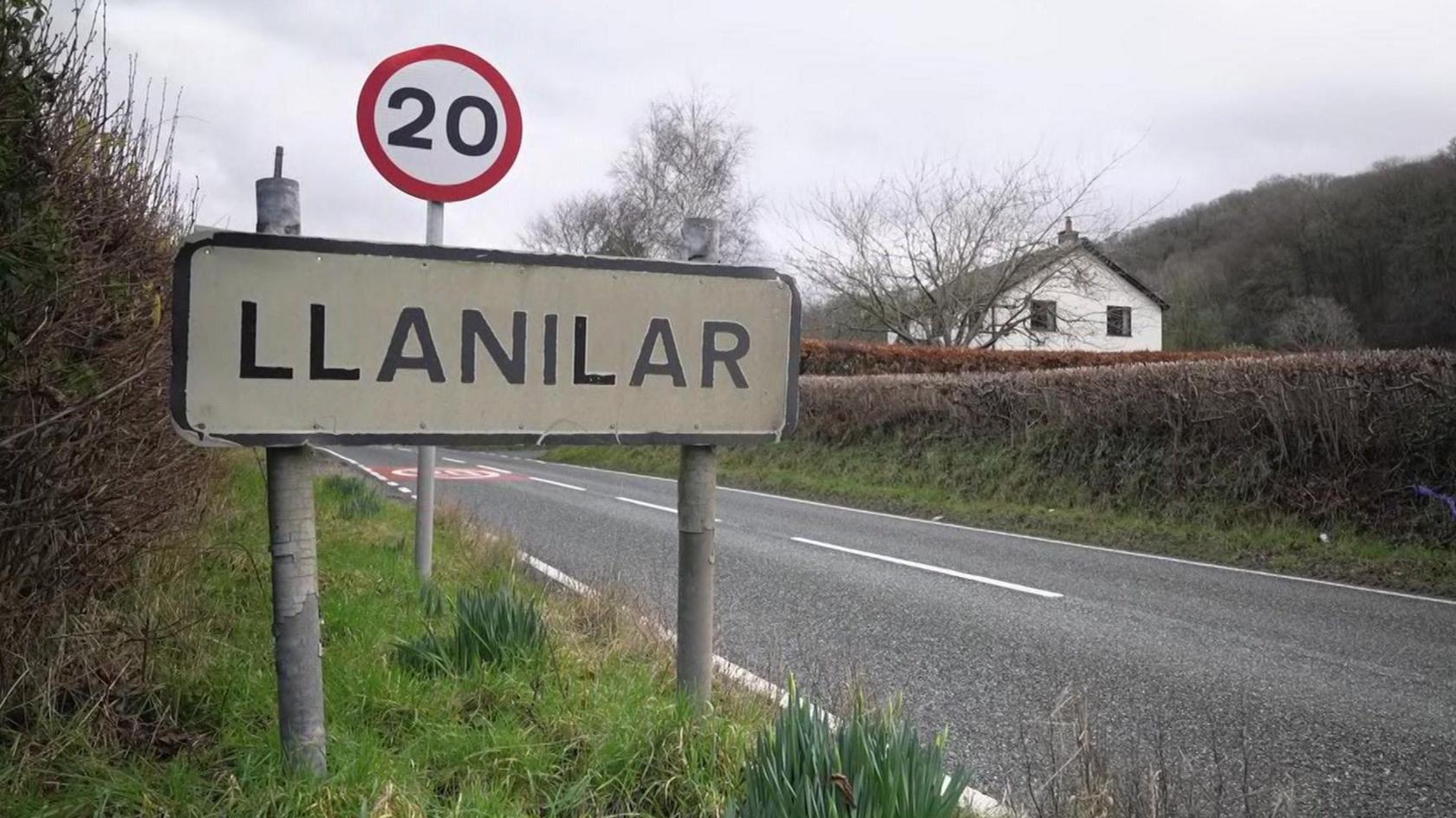 Llun o arwydd Llanilar wrth fynd fewn i'r pentref