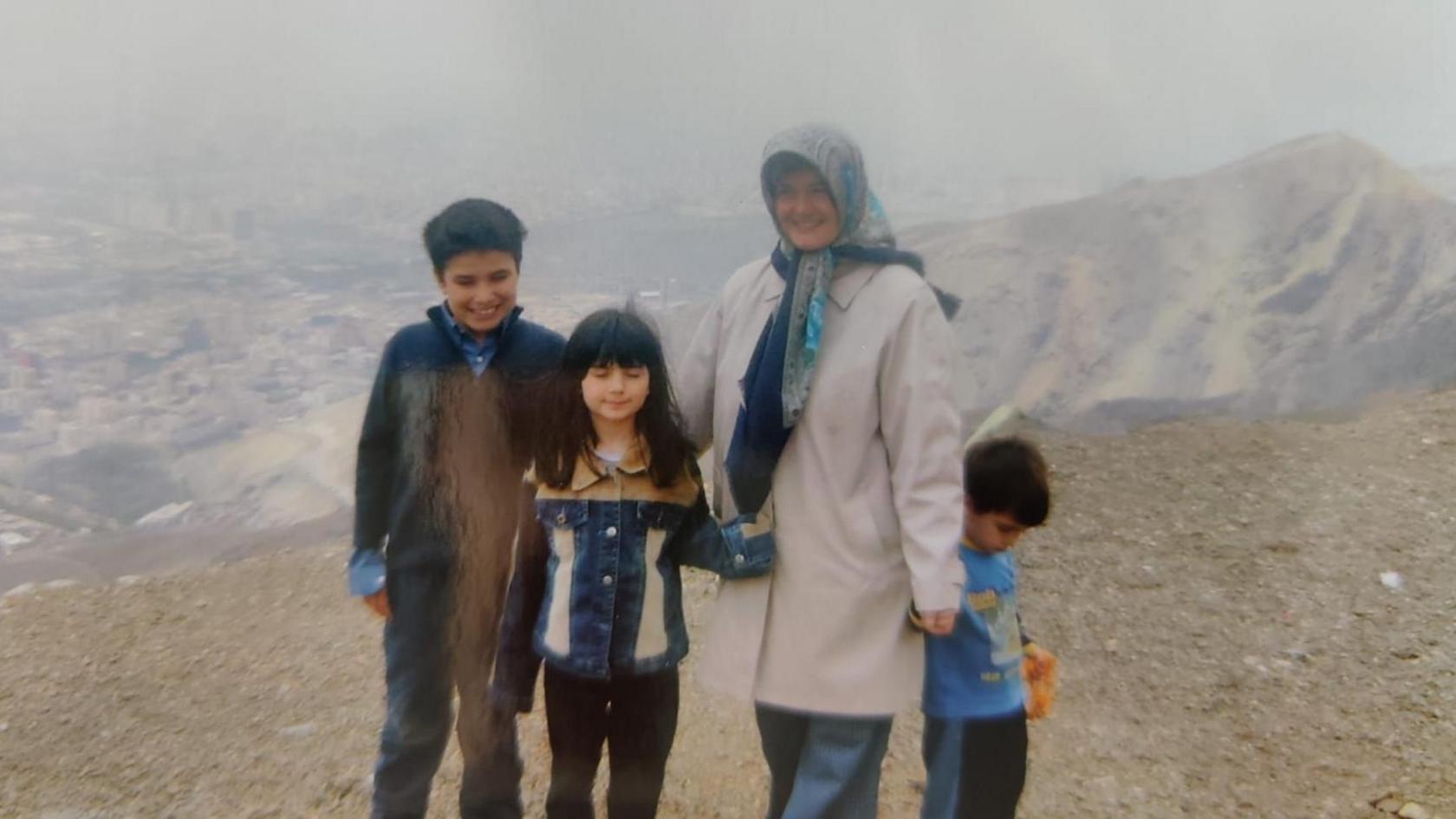 Layla a'i theulu yn Iran yn 2004