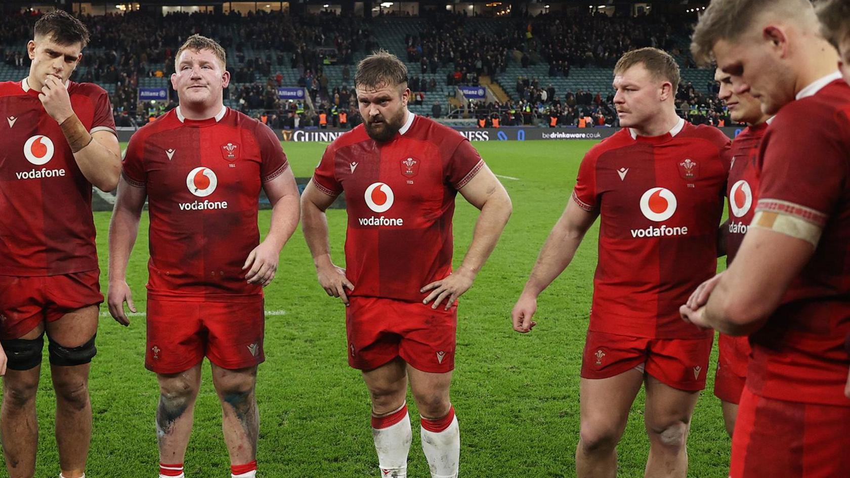 Los jugadores de Gales parecen abatidos tras perder ante Inglaterra en Twickenham