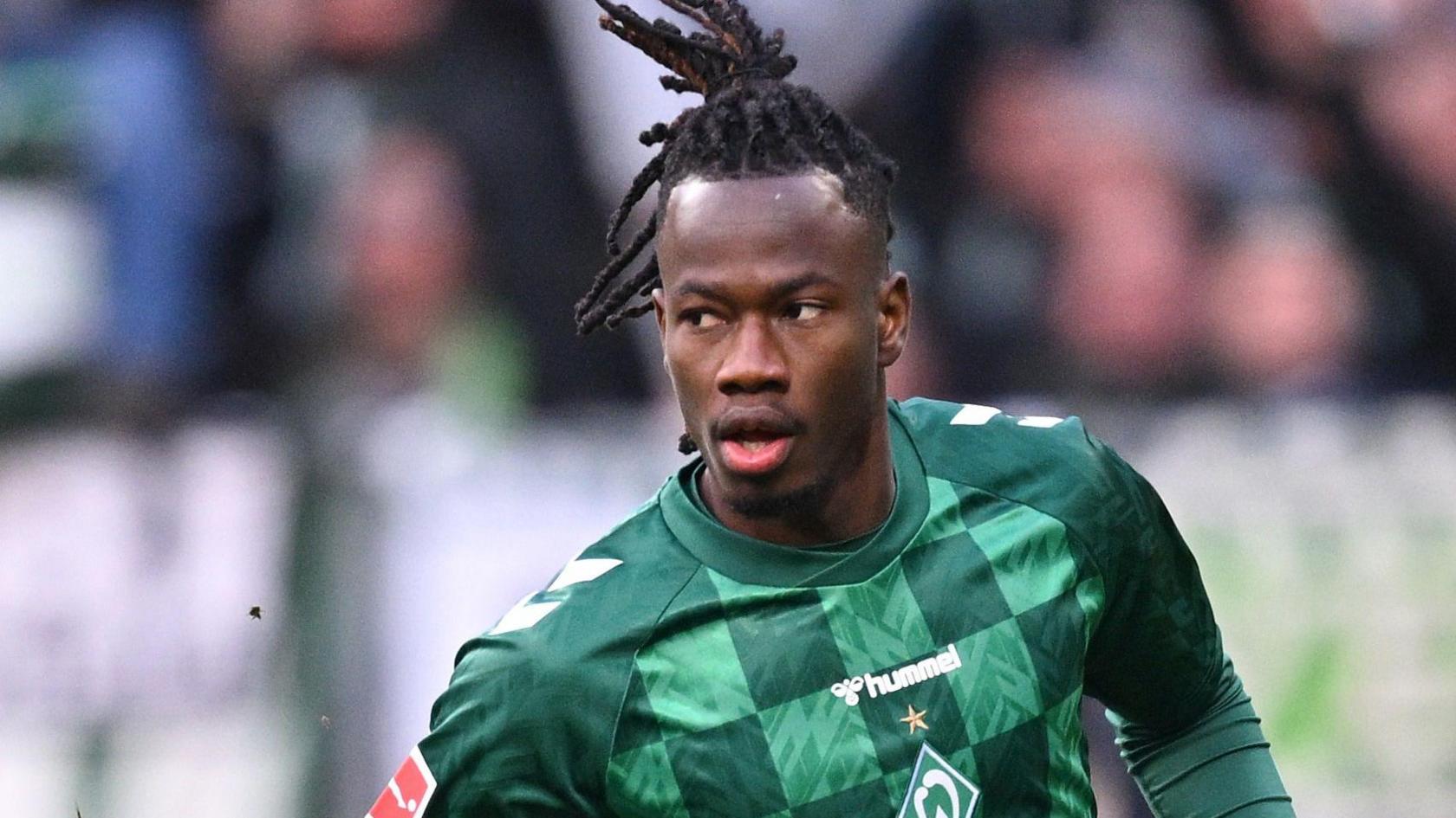 Issa Kabore playing for Werder Bremen