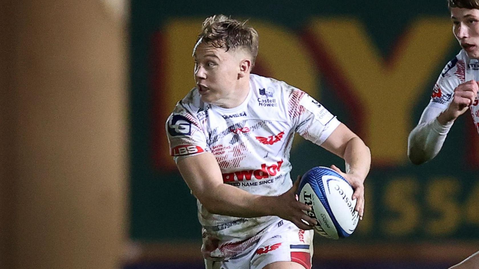 Sam Costelow runs with the ball for Scarlets