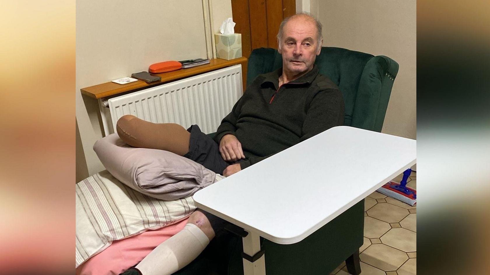 Llun o Alun yn eistedd mewn cadair