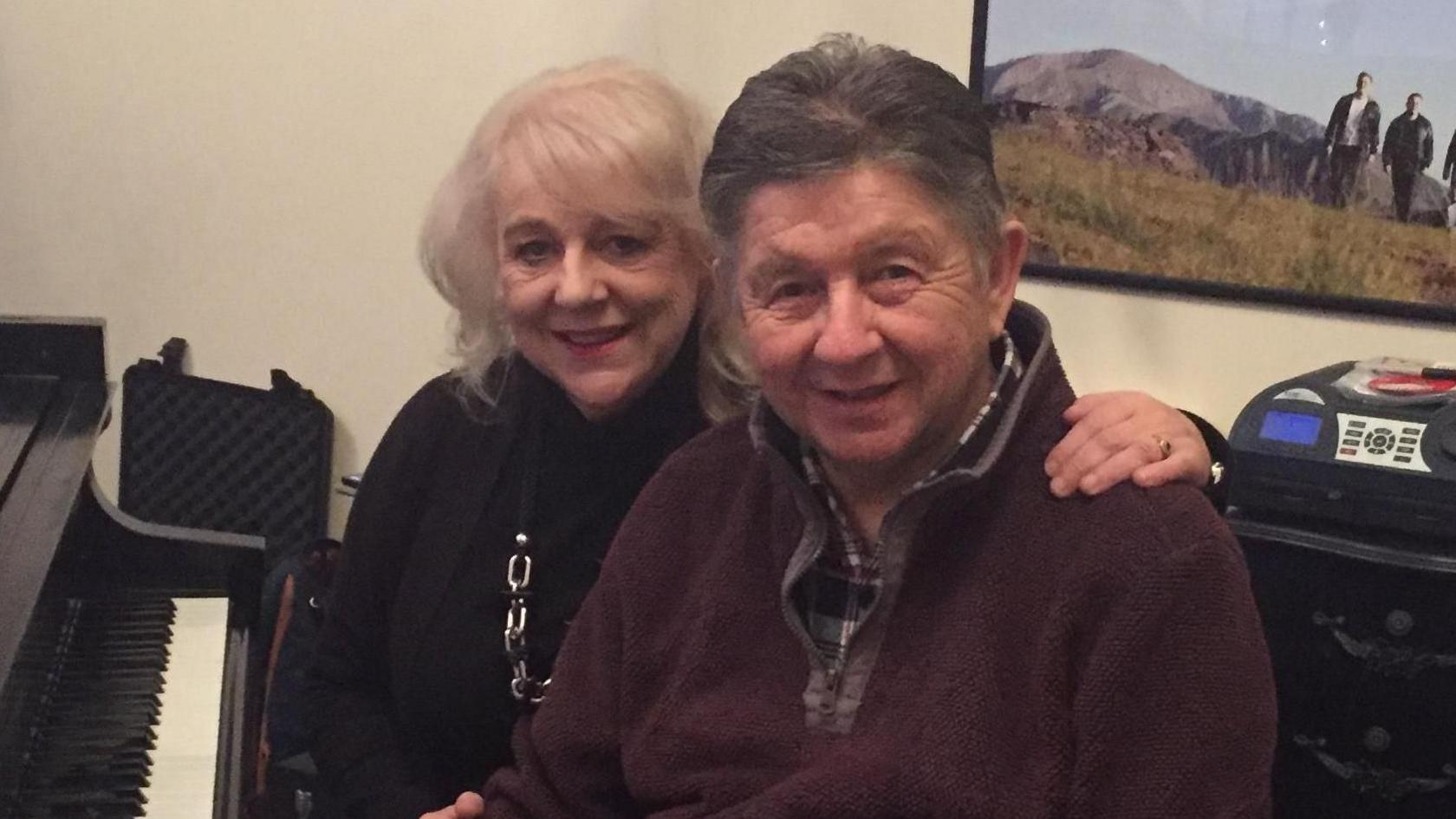 Annette a'i gŵr Gwyn, a fu farw yn 2021