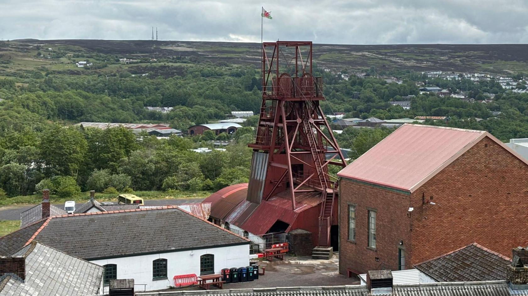 Pwll Mawr gyda Blaenafon yn y cefndir