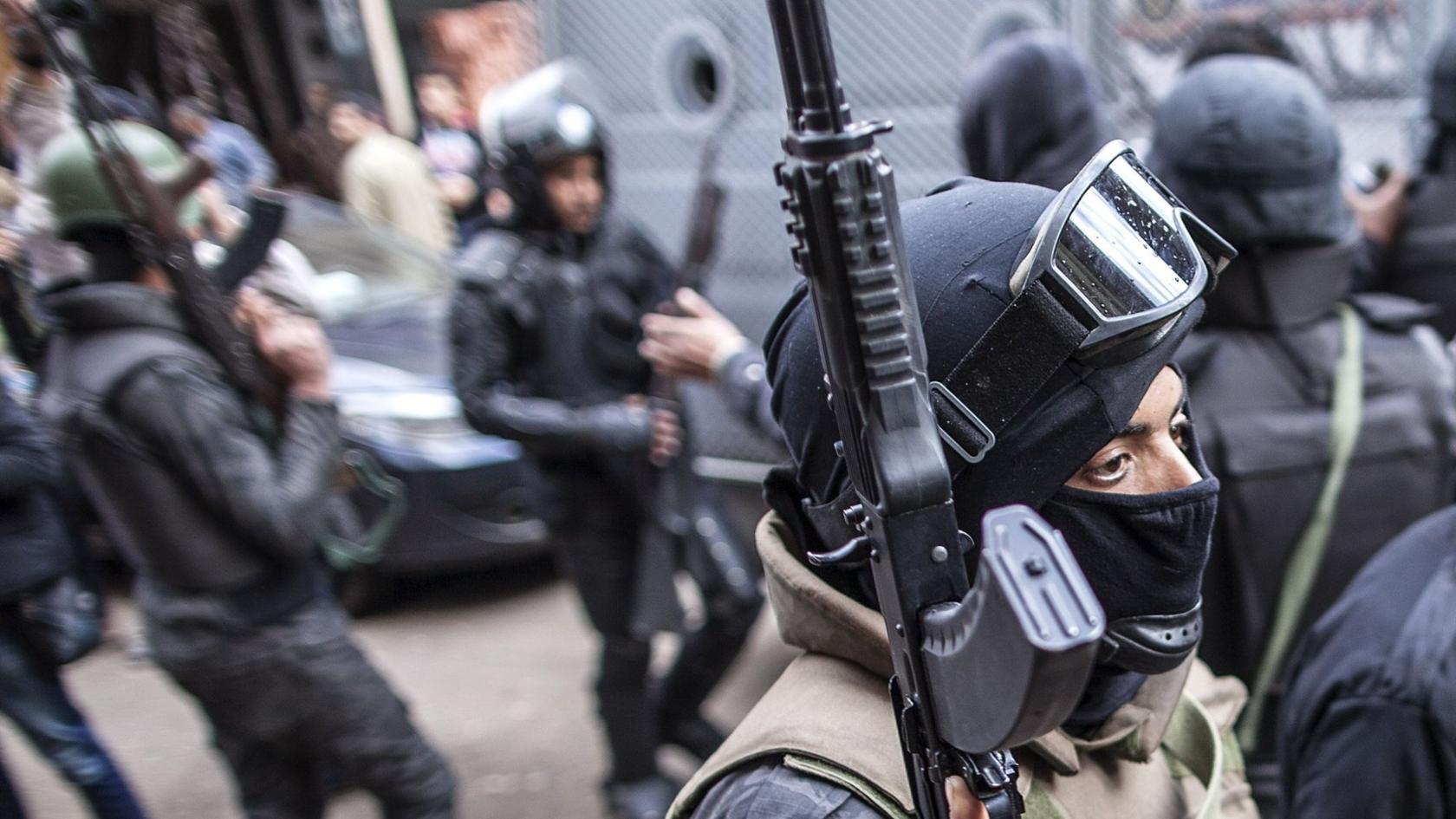 Egyptian police special forces patrol streets in al-Haram district of Giza on 25 January 2016