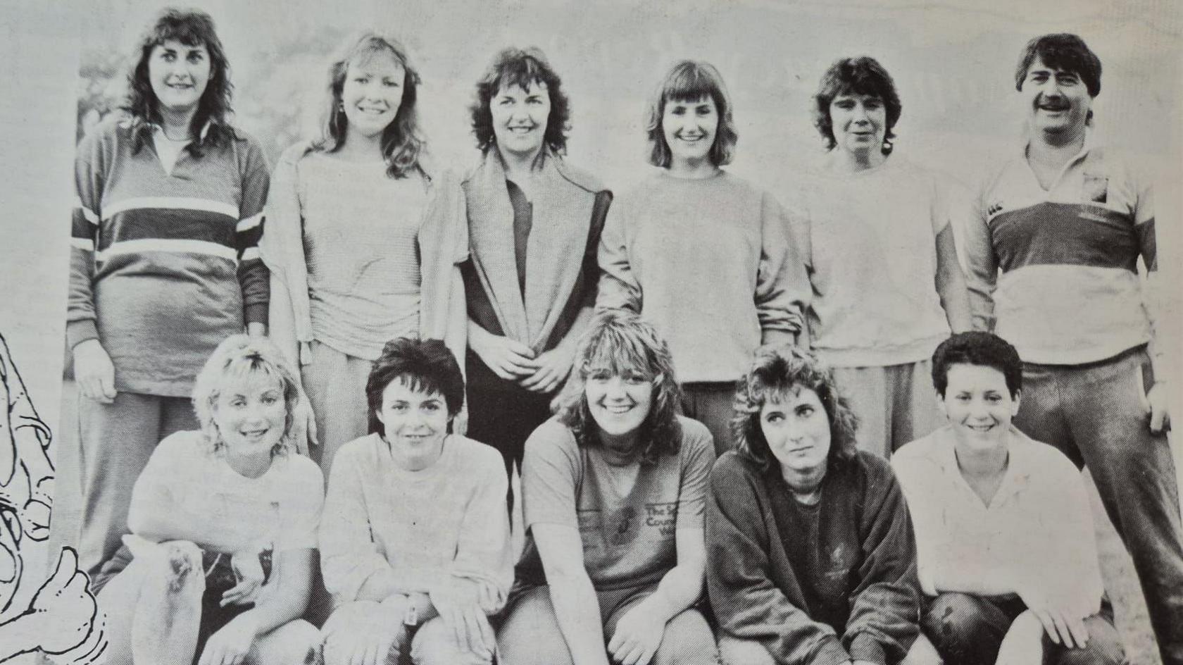Tîm merched Radio Cymru. Rhes uchaf (o'r chwith); Cheryl, Siân Wheway, Eleri Smith Jones, Siân Thomas, Nia Wyn, Huw Llywelyn Davies. O'r gwaelod (chwith); Sioned Mair, Nia Ceidiog, Bethan Gwanas, Liz Scourfield, a Nia Gough-Edwards