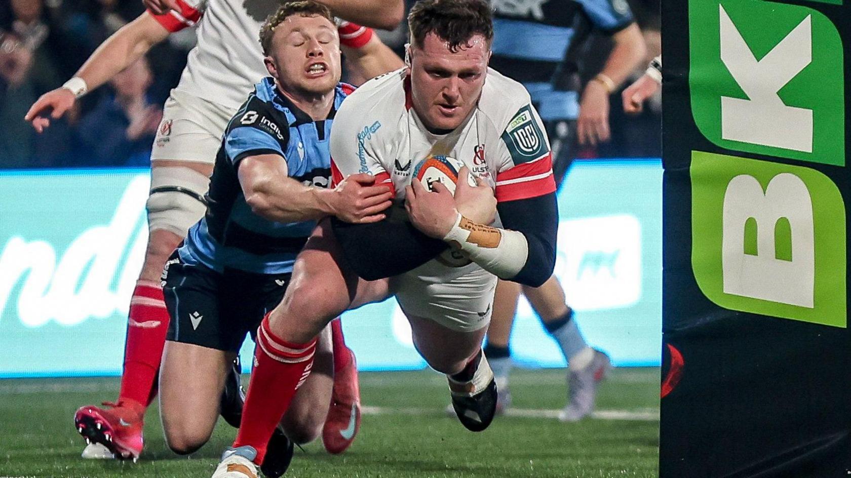 Angus Bell scores a try