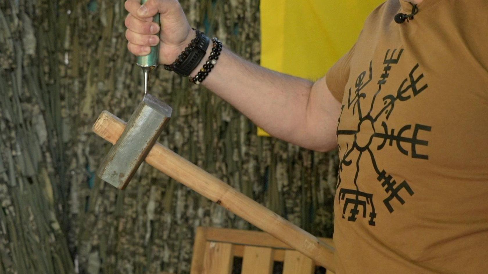 The extractors work by using powerful magnets. The inventor of the magnetic extractor Oleh Bykov demonstrates their power by holding up a sledgehammer. 